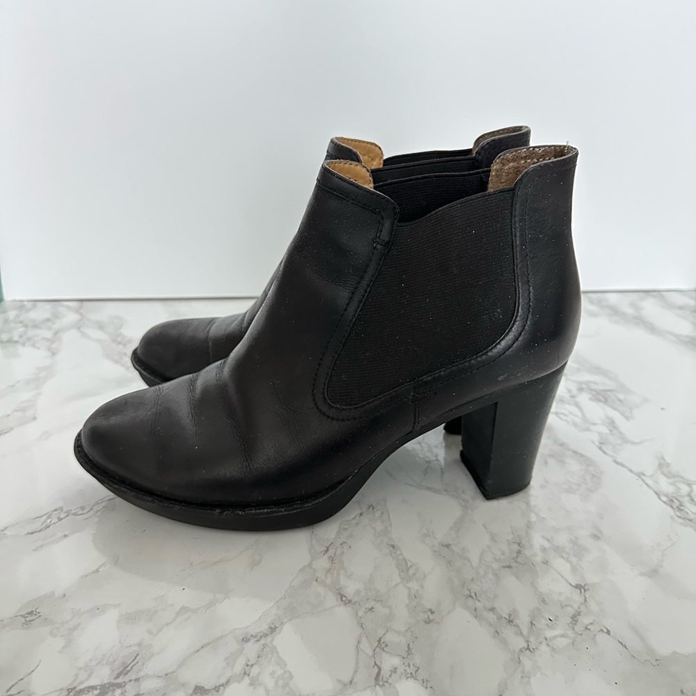 Women’s Report black boots size 6